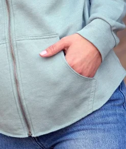 Athleisure><noscript><img width=